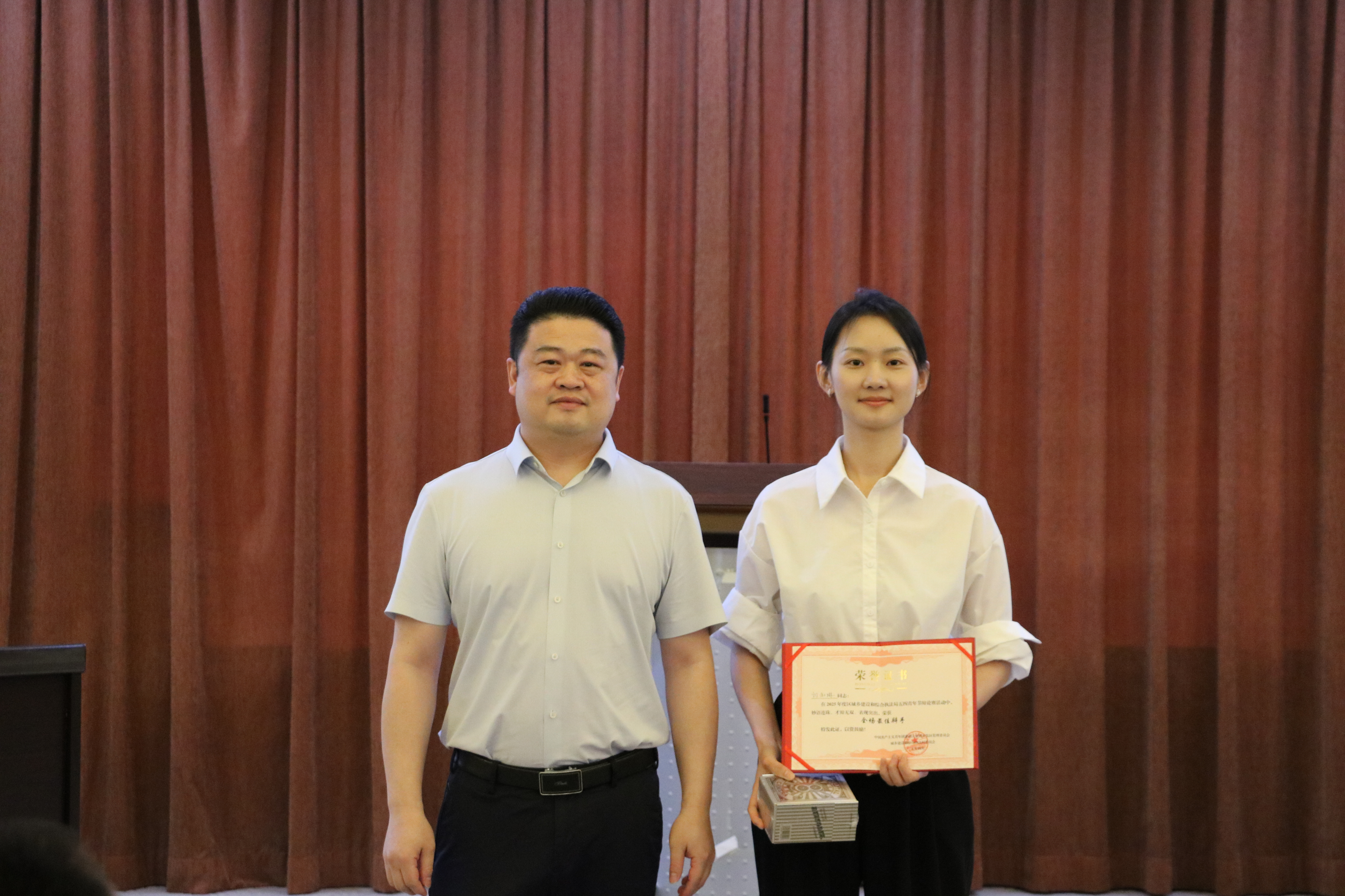 區(qū)城建局局長與辯論賽最佳辯手劉淑琳合影.JPG