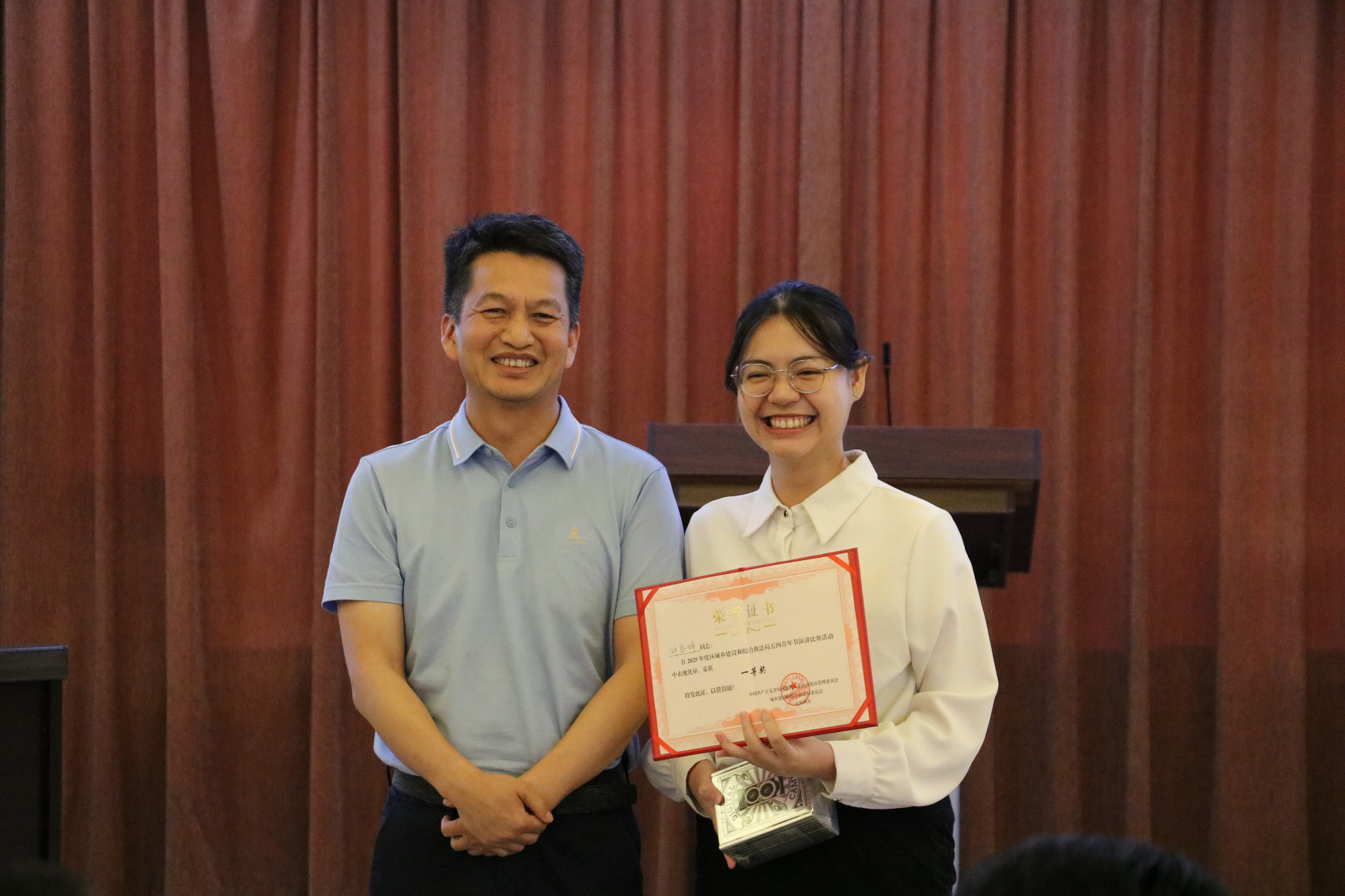 區城建局副局長林華桂與演講比賽一等獎選手鐘恭婷合影.JPG